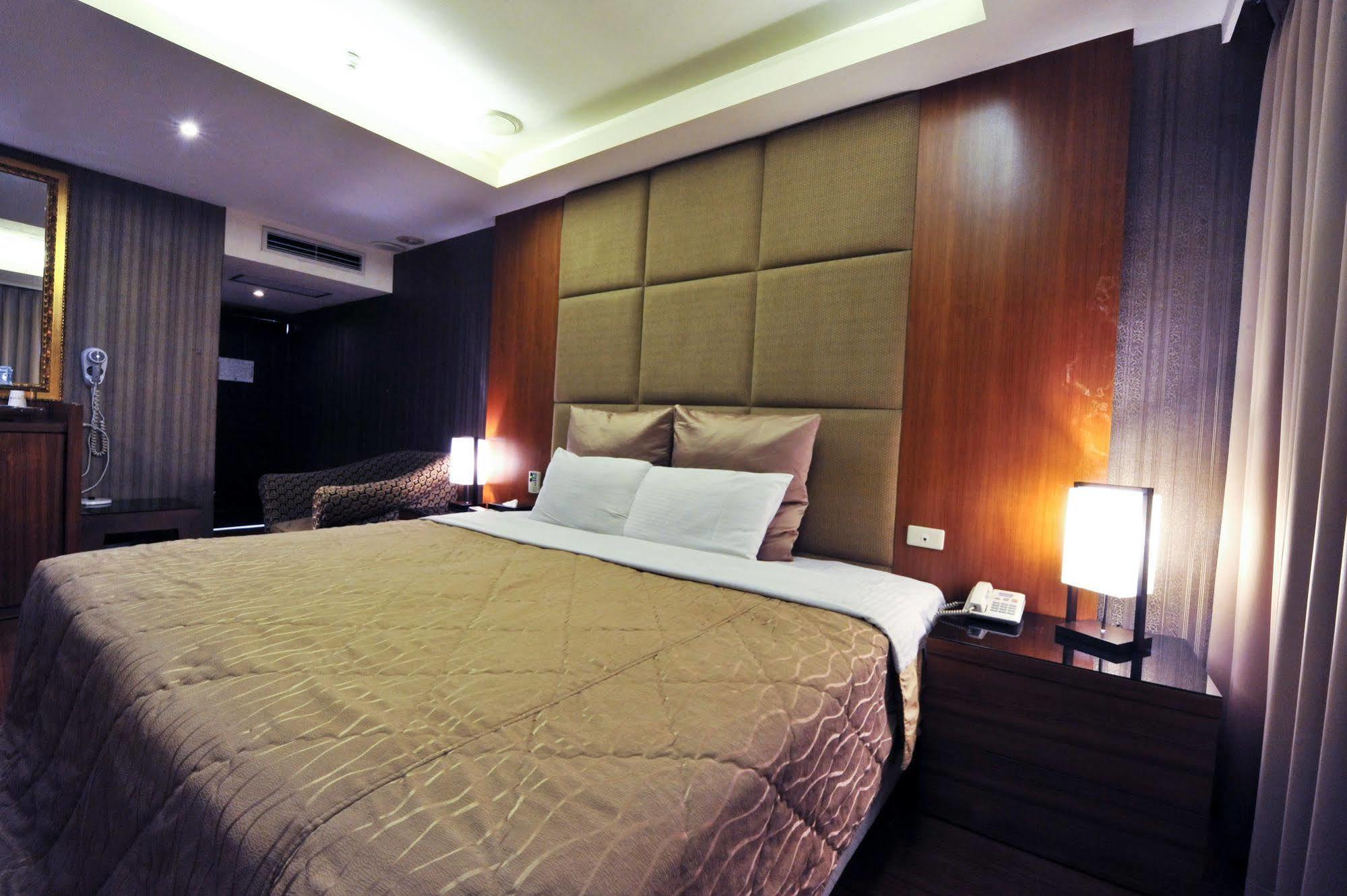 Carnival Motel Taipei Exterior photo